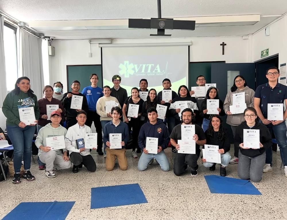 Grupo que completó un curso presencial de primeros auxilios con VITA RESCUE