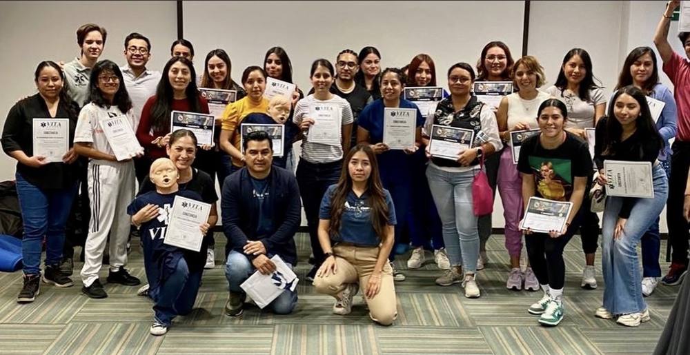 Grupo que completó un curso presencial de primeros auxilios con VITA RESCUE