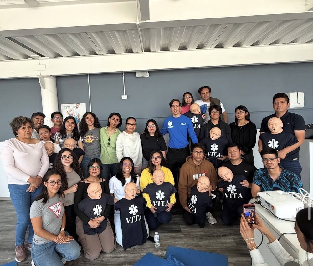 Grupo que completó un curso presencial de primeros auxilios con VITA RESCUE