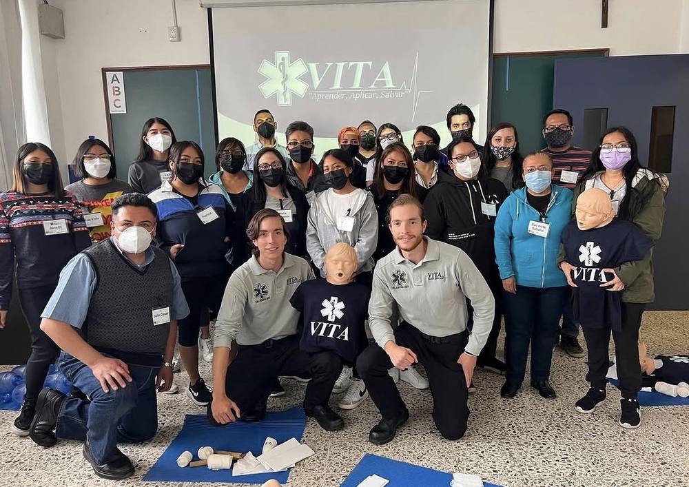 Grupo que completó un curso presencial de primeros auxilios con VITA RESCUE