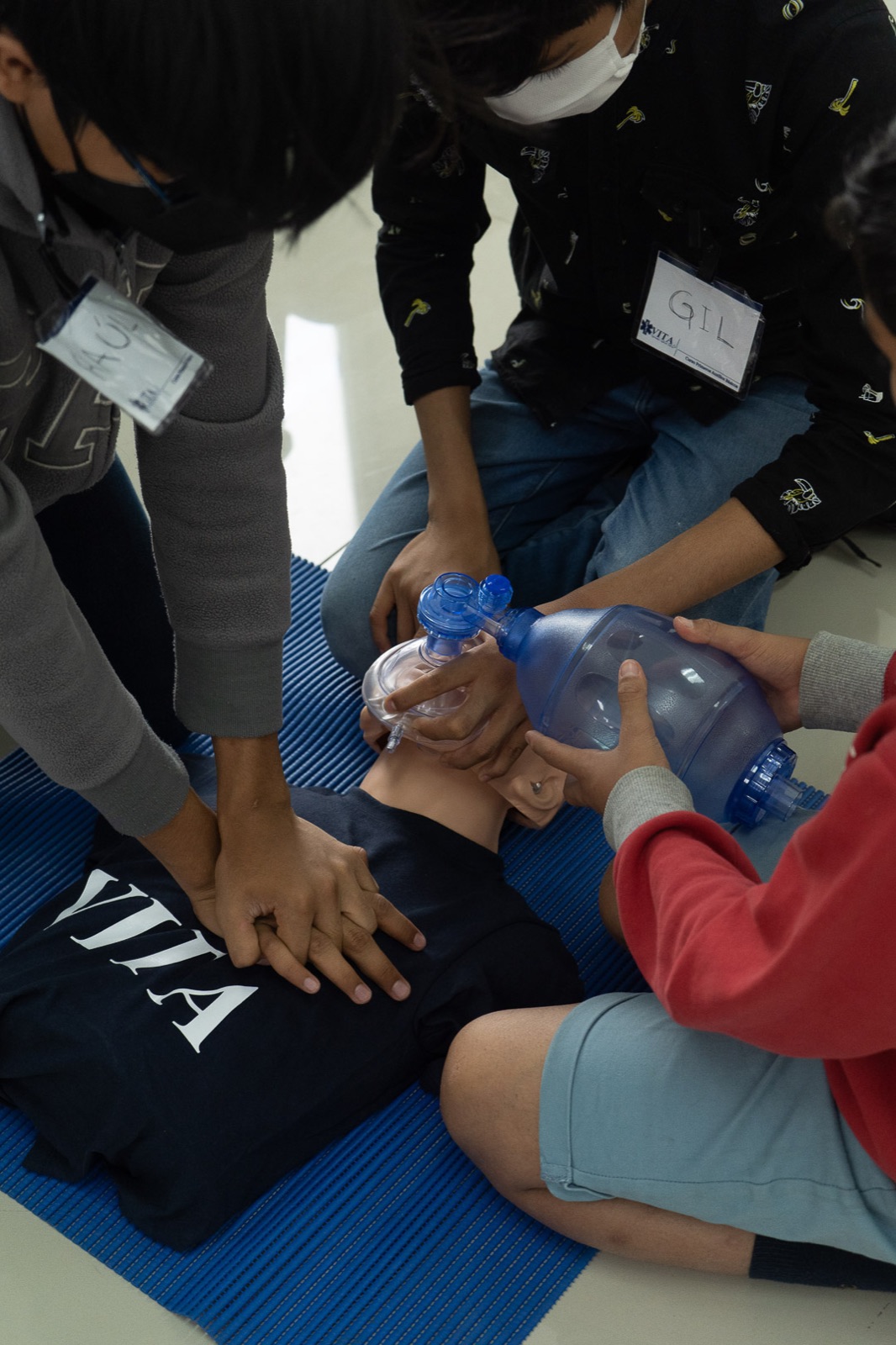 Práctica de ventilación con bolsa-válvula-mascarilla