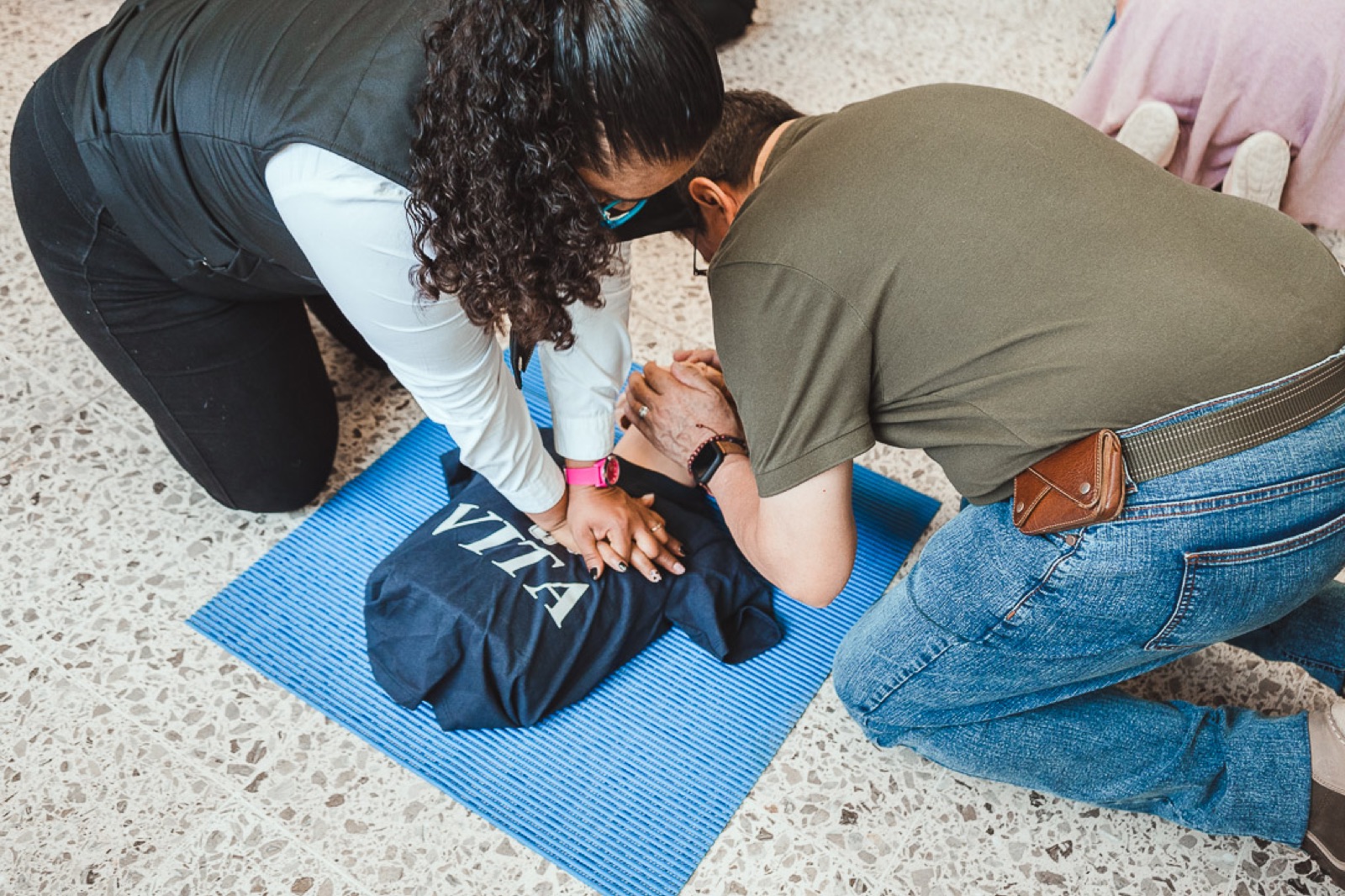 Participantes practicando RCP en un curso de VITA RESCUE